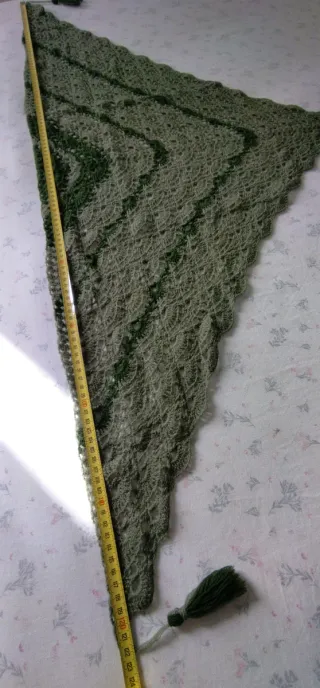 Chal tejido a mano beige y verde