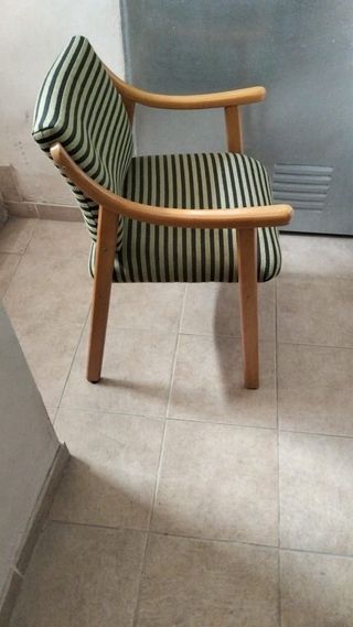 Sillón de escritorio con rayas verdes y negras