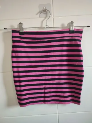 Falda de rayas rosa y negra