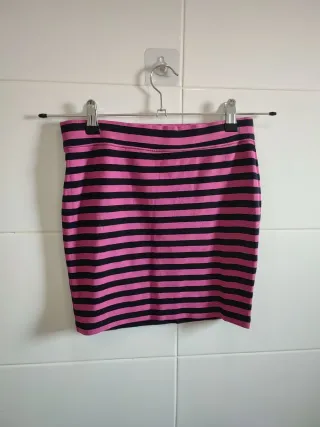 Falda de rayas rosa y negra