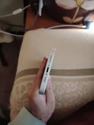 iPhone 12 blanco en perfecto estado