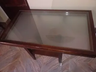 Mesa de centro madera y cristal.