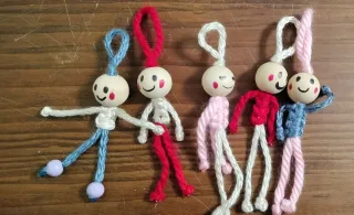 Muñecas Quitapenas y Llaveros Artesanales