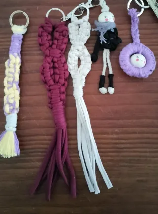 Muñecas Quitapenas y Llaveros Artesanales