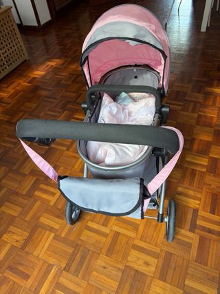 Carrito de muñecas rosa y gris