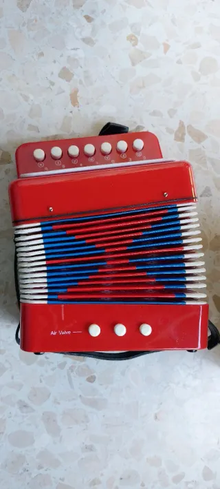 Acordeón infantil rojo con caja (descolorida)