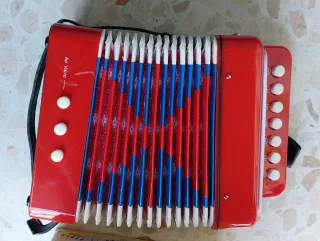 Acordeón infantil rojo con caja (descolorida)
