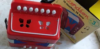 Acordeón infantil rojo con caja (descolorida)