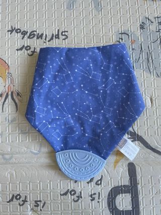 Babero con mordedor de silicona