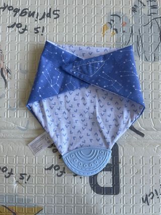 Babero con mordedor de silicona