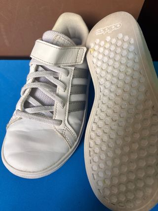 Zapatillas Adidas Blancas y Plateadas 31