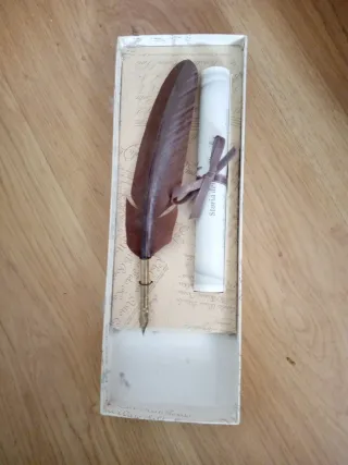 Pluma de escritura antigua y pergamino