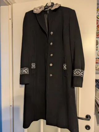 Cappotto panno nero con decorazioni