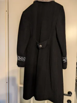 Cappotto panno nero con decorazioni