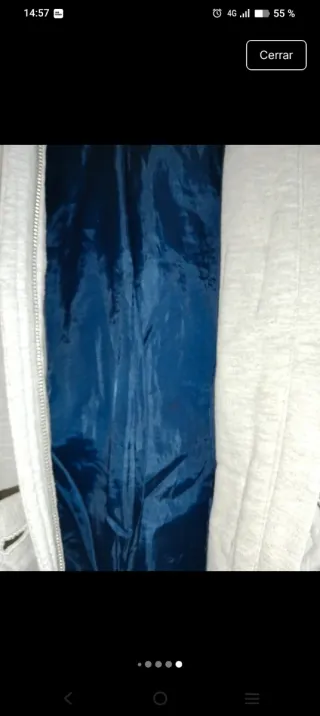 Cazadora gris con capucha