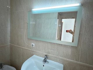 Espejo de baño beige y marrón