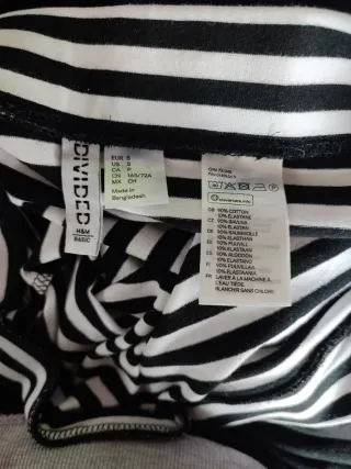 Falda de rayas blanca y negra