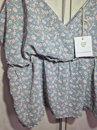 Blusa floral azul y rosa talla M