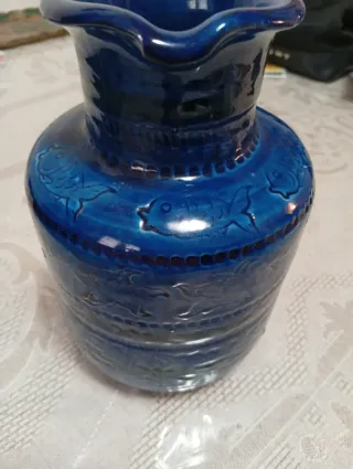 Brocca blu in ceramica decorata