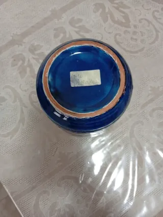 Brocca blu in ceramica decorata