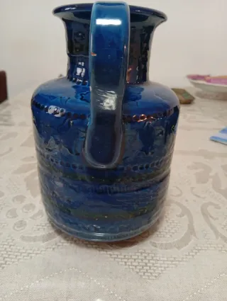 Brocca blu in ceramica decorata