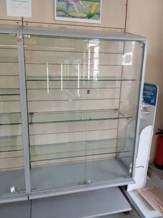 Vitrina expositora cristal y metal