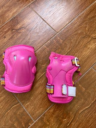 Patines en línea y protecciones rosas