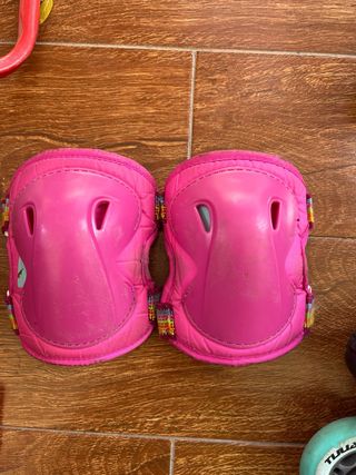 Patines en línea y protecciones rosas
