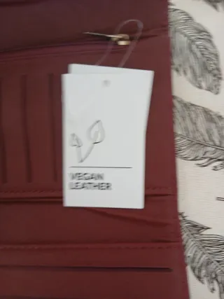 Monedero Piel Vegana Granate con Detalle Dorado