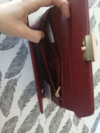 Monedero Piel Vegana Granate con Detalle Dorado