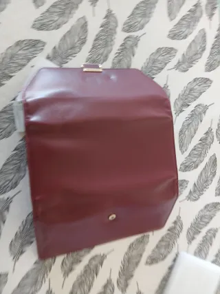 Monedero Piel Vegana Granate con Detalle Dorado