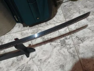 Katana con soporte