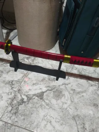 Katana con soporte