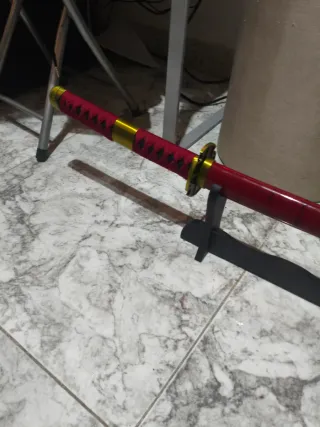 Katana con soporte