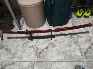Katana con soporte