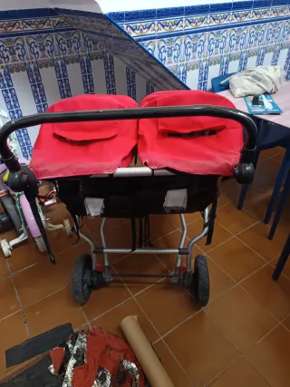 Carro gemelar Mountain Buggy rojo