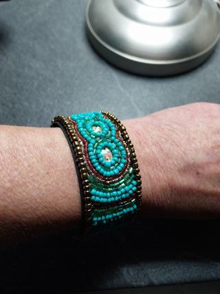 Braccialetto perline e stoffa oro turchese