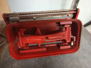 Balanza antigua roja
