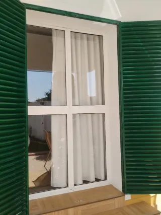 Puerta aluminio blanco abatible