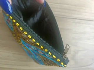 Bolso pequeño con lentejuelas y cremallera