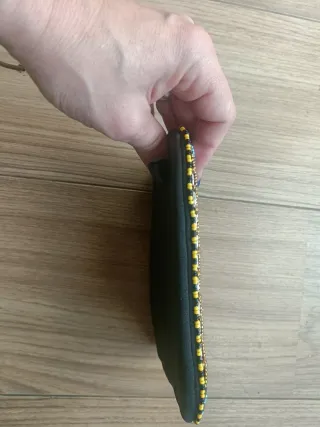 Bolso pequeño con lentejuelas y cremallera