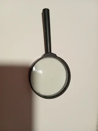 Lupa con mango negro