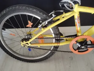 Bicicleta infantil amarilla