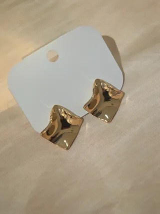 Orecchini a lobo quadrati ondulati specchiati