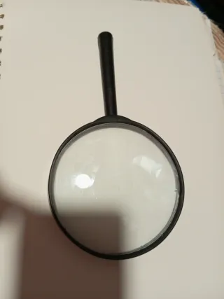 Lupa de mano negra