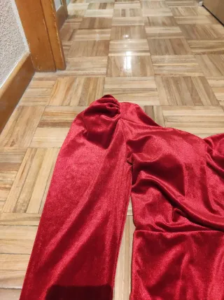 Vestido rojo elegante para evento.