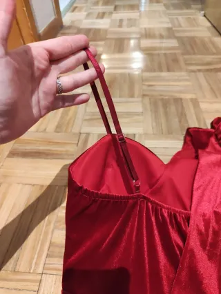 Vestido rojo elegante para evento.