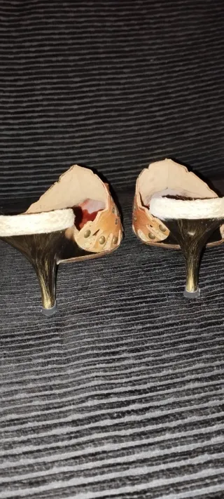 Zuecos de piel marrón con tachuelas