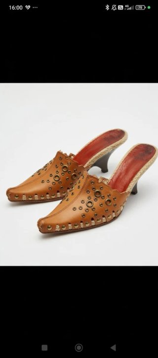 Zuecos de piel marrón con tachuelas
