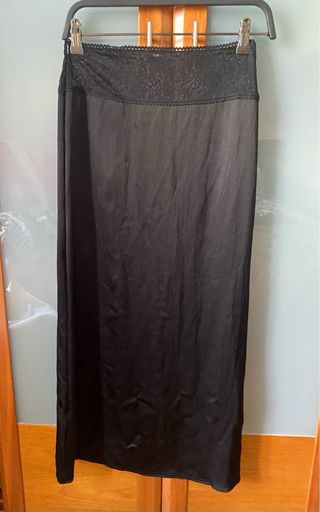 Falda larga raso con encaje negro